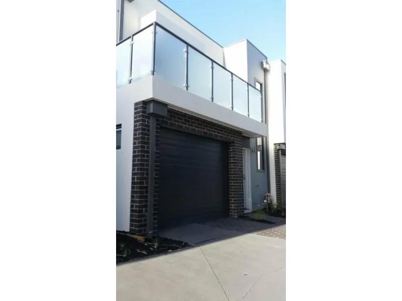 Sunny North facing 2Br Town House furnished* Close to Latrobe Uni/Train/shops