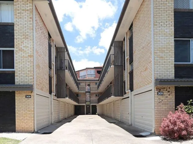 FRESHLY RENOVATED 2 BEDDER IN PRIME LOCALE!