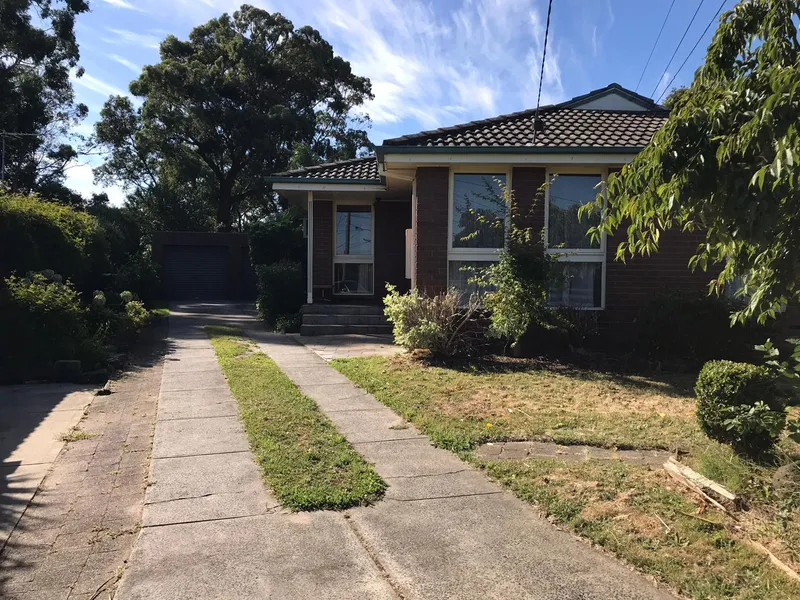 QUIET COURT LOCATION - NEAR CLARINDA SHOPS!
