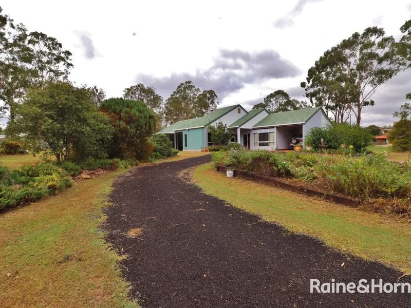 LARGE FAMILY HOME ON ACREAGE BLOCK WITHIN WALKING DISTANCE TO TOWN CENTRE