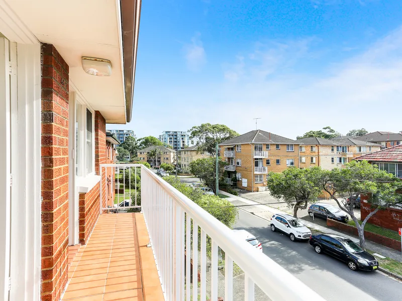 Top Floor Sunlit Two Bedroom Apartment 