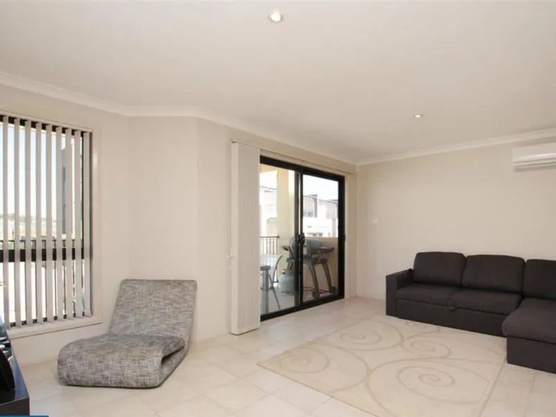 Easy Care 1 Bedroom Unit With a Secure Private Car Park.
