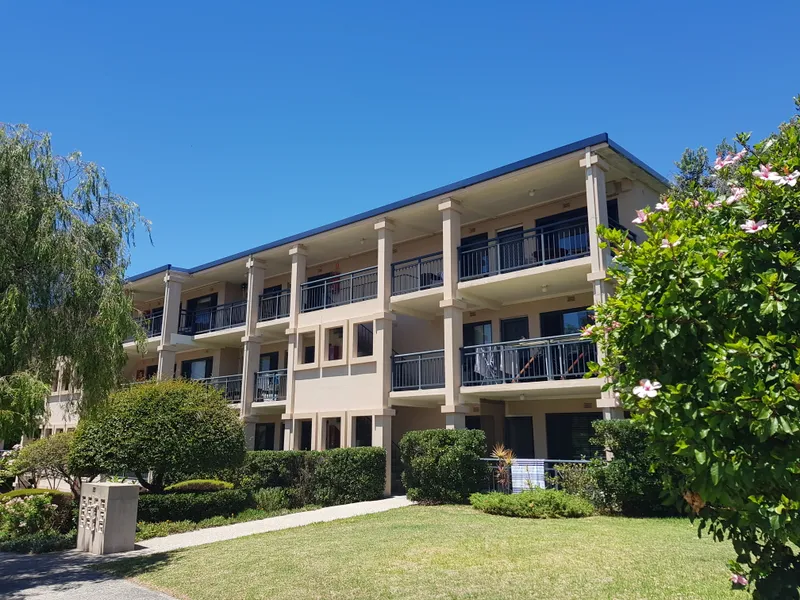STYLISH BEACH PENTHOUSE APARTMENT - 400M TO COTTESLOE BEACH WITH NORTHERN VIEWS