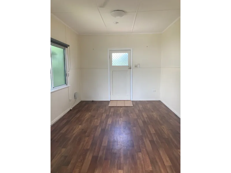 Neat Upstairs Unit in Top Spot