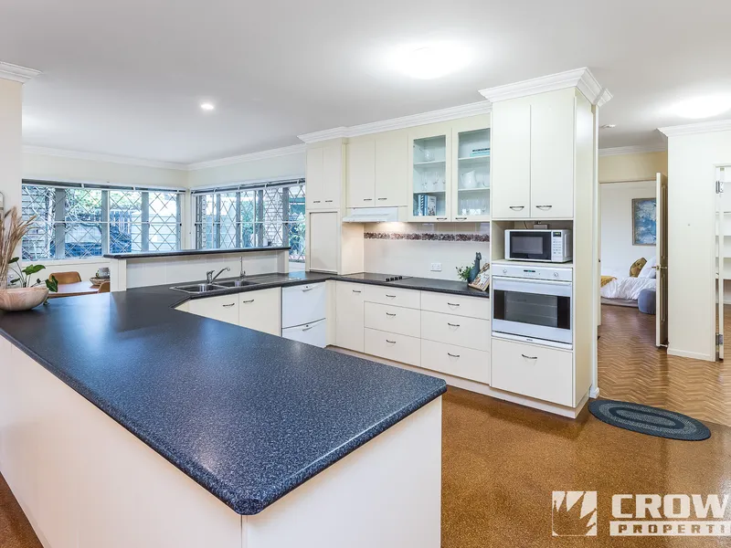 MASSIVE FAMILY HOME - THE PERFECT ENTERTAINER - PRIVATE 723m2 BLOCK!!!