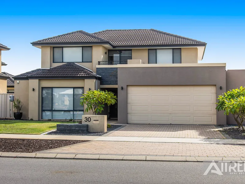 STUNNING HOME ON LAKESIDE LOCATION - BLETCHLEY PARK