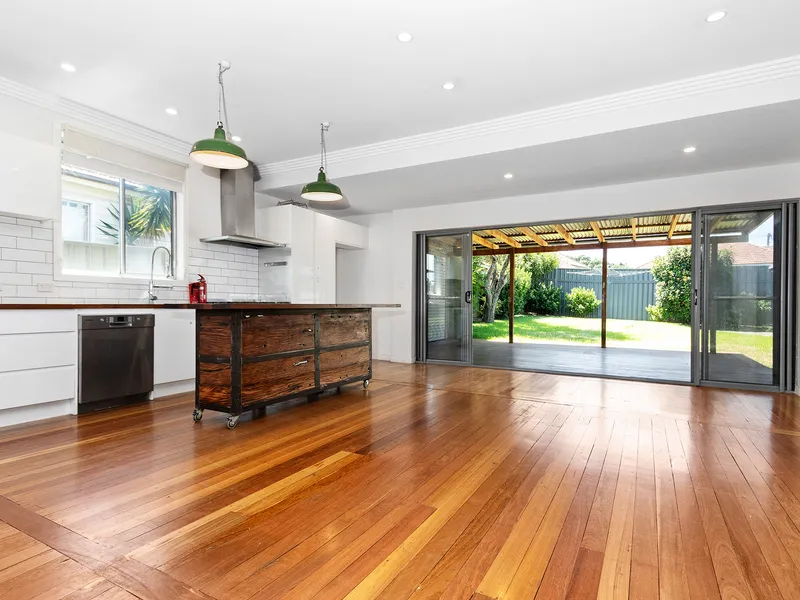 SPACIOUS AIR-CONDITIONED FAMILY HOME WITH UNIQUE KITCHEN AND CONTEMPORARY BATHROOM