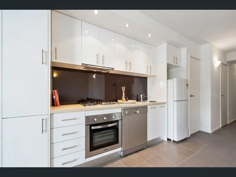 INNER CITY LIVING AT ITS BEST - SPACIOUS 2 BEDROOM APARTMENT