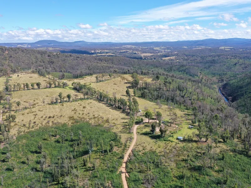 Magnificent lifestyle property with Nicholson River frontage.