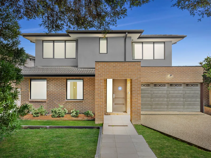 Executive Living Close To Shops, Trams, Parks And Deakin Uni!