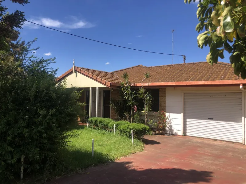 FOUR BEDROOMS - PRIME POSITION!!