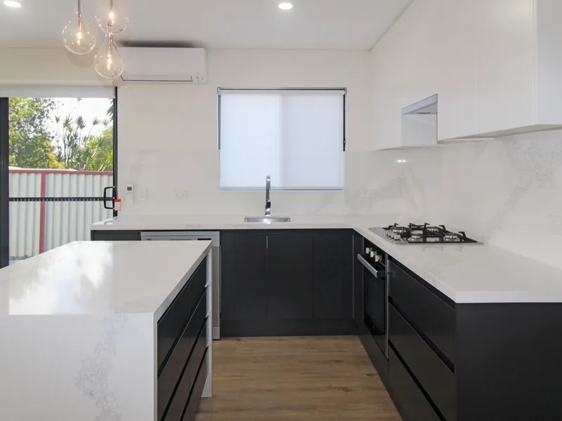 STUNNING NEAR NEW GRANNY FLAT