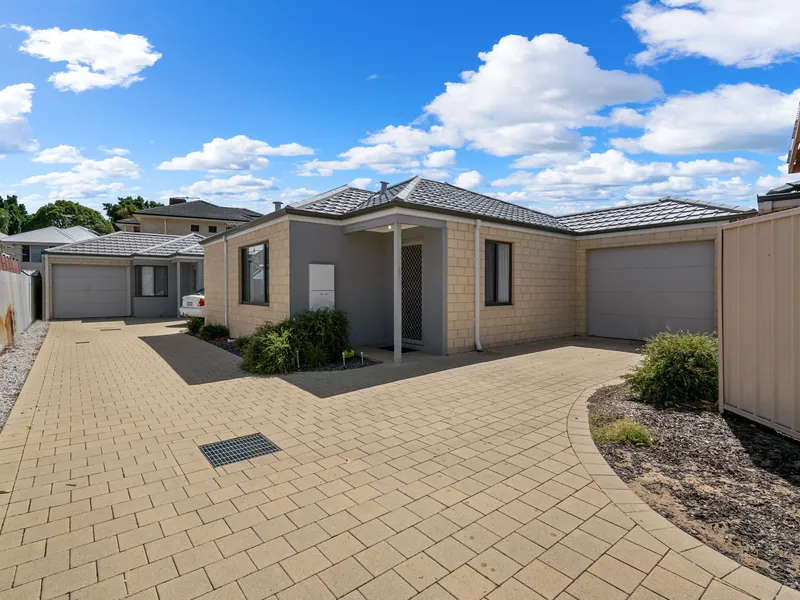 Great location with no strata fees!!