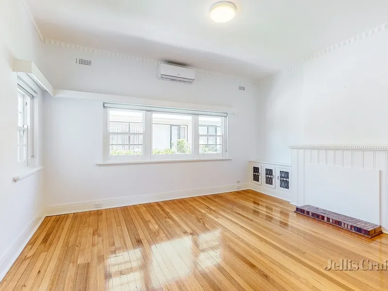 Light-Filled Art Deco Apartment In The Heart Of Toorak