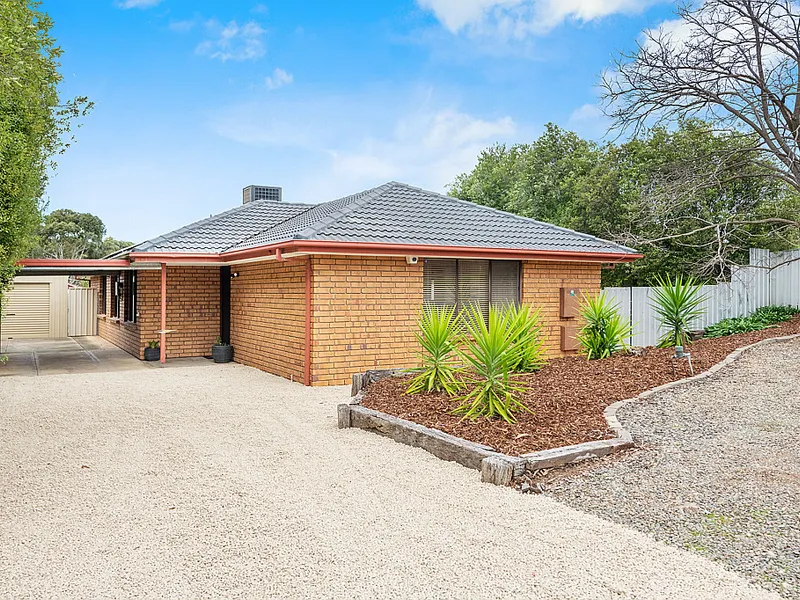 A fresh & modern, impeccably presented, family home