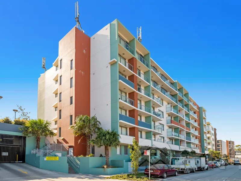 ONE WEEK RENT FREE!!! Fantastic one bedroom plus one study Unit on fifth floor