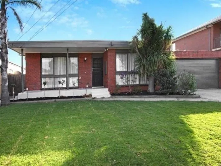 HUGE FAMILY HOME WITH WORKSHOP PLUS SELF CONTAINED BUNGALOW