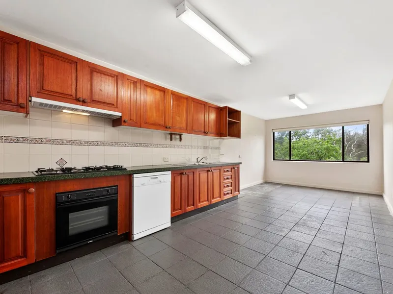 Middle Level Duplex in Leafy Suburb