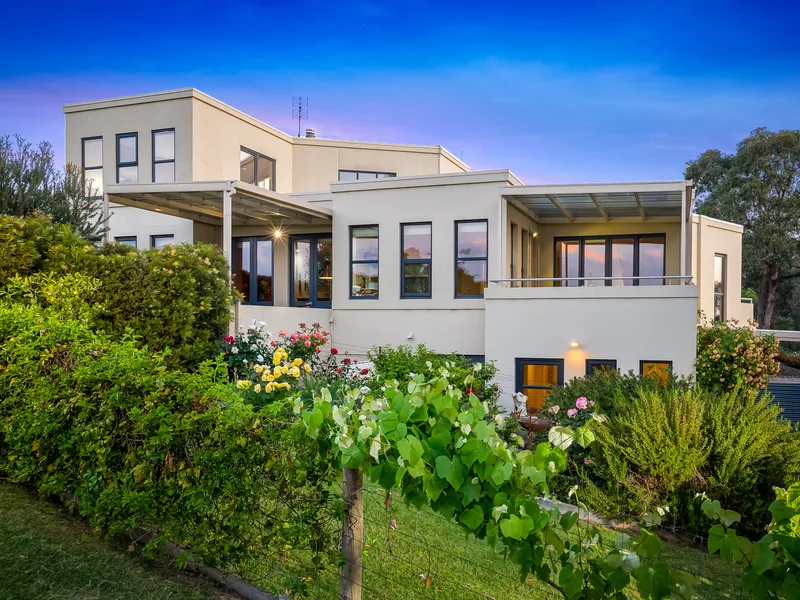Designer Acreage Lifestyle On Private 5940m2