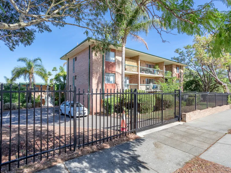 1x1 Unit at a quiet location, yet walking distance to East Victoria Park Restaurants