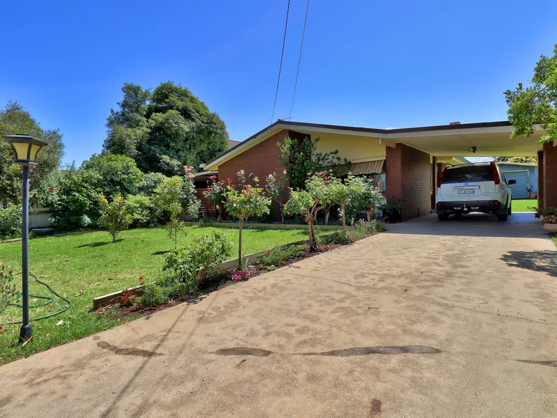 A location, kitchen and bathroom to impress!