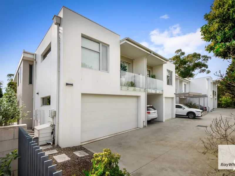 Charming Luxury Townhouse Located for Lifestyle 