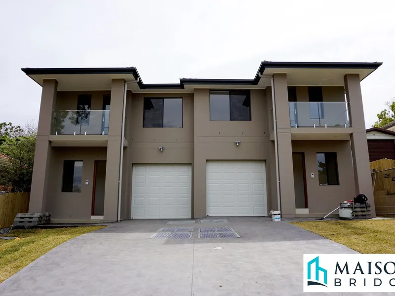 Modern Duplex Located In A Quiet Street of Dundas Valley.