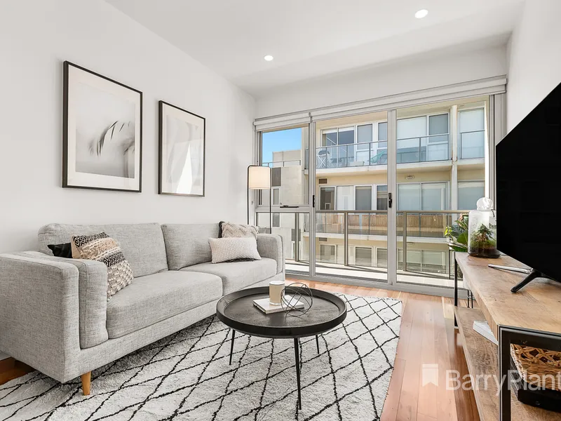 Perfectly positioned on Thornbury fringe