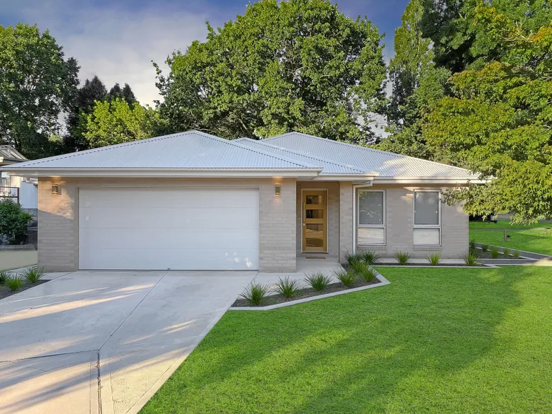 NEAR NEW LOW MAINTENANCE LIVING