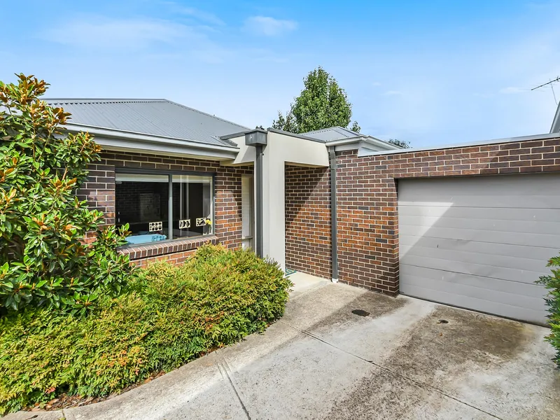 Single Level Gem On Golf Links Road!