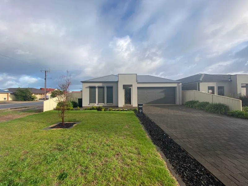 Large undercover entertainment area, dishwasher and high ceilings.  Not the usual rental
