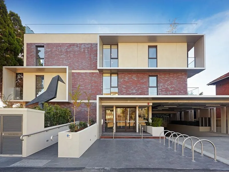 SPACIOUS & MODERN IN A GREAT LOCATION!