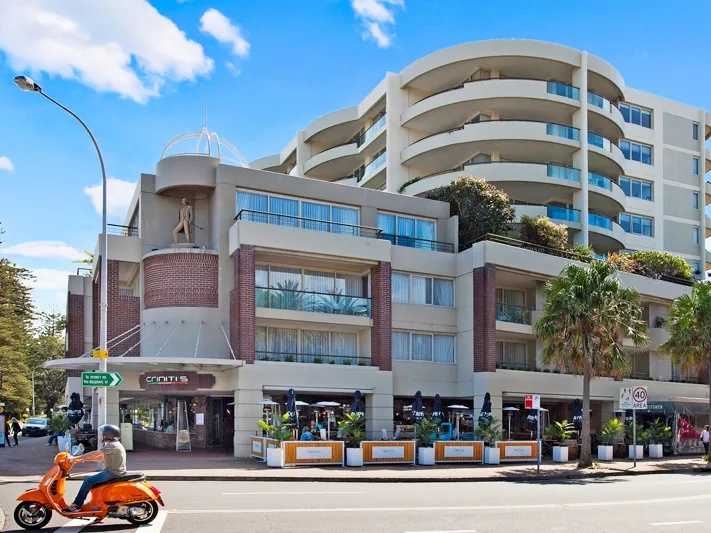 Executive Harbourside living in the 'Grande Esplanade'