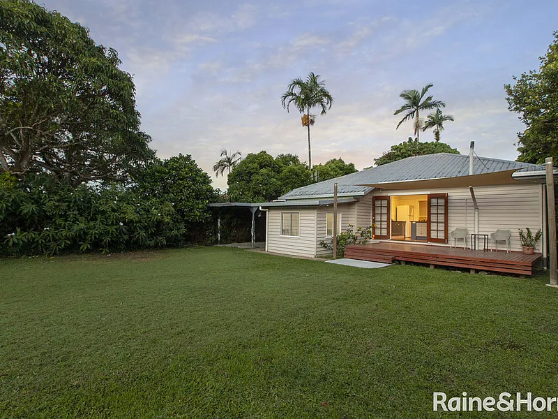 Charming Queenslander on huge 1,255sqm block!