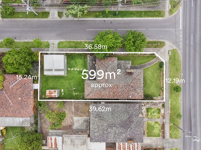 SPACIOUS 4 BEDROOM BRICK HOME ON WONDERFUL CORNER BLOCK