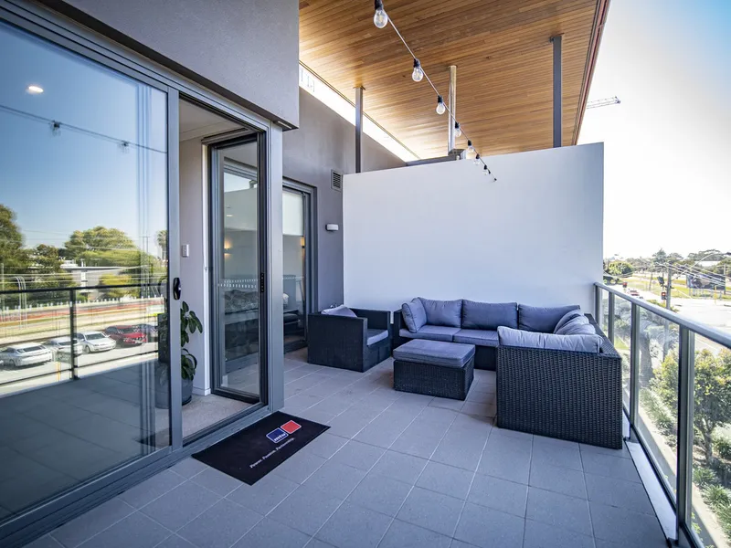 STUNNING TOP FLOOR APARTMENT