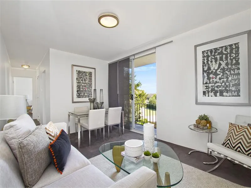 Large, Lovely and Quiet One Bedroom, close to Mosman Village