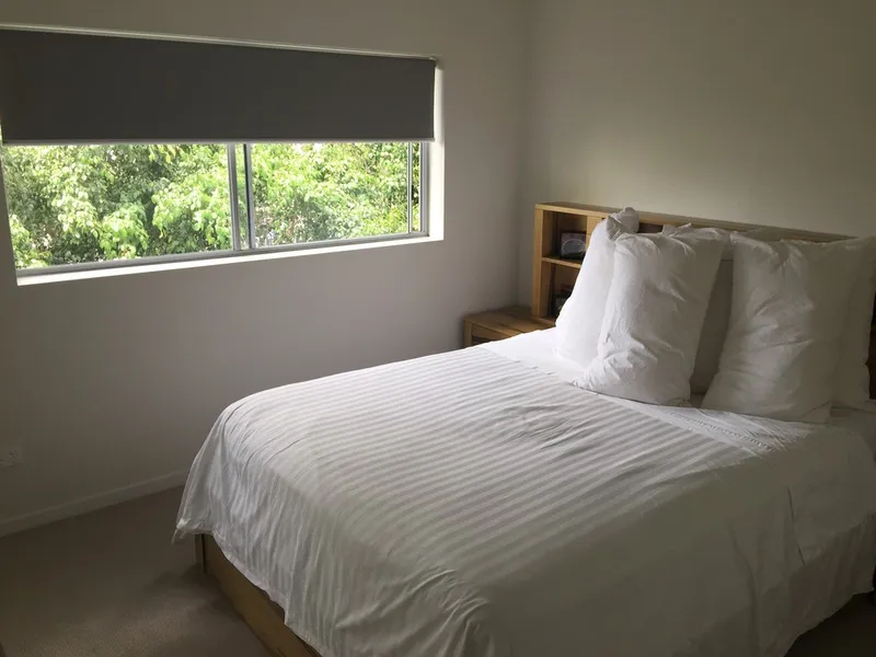 BIG QUIET HIGH FLOOR UNFURNISHED 1 BDRM APARTMENT KANGAROO POINT