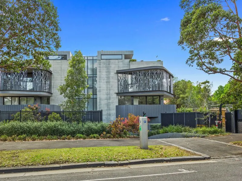 Three-Bedroom Luxury Townhouse in Parkville