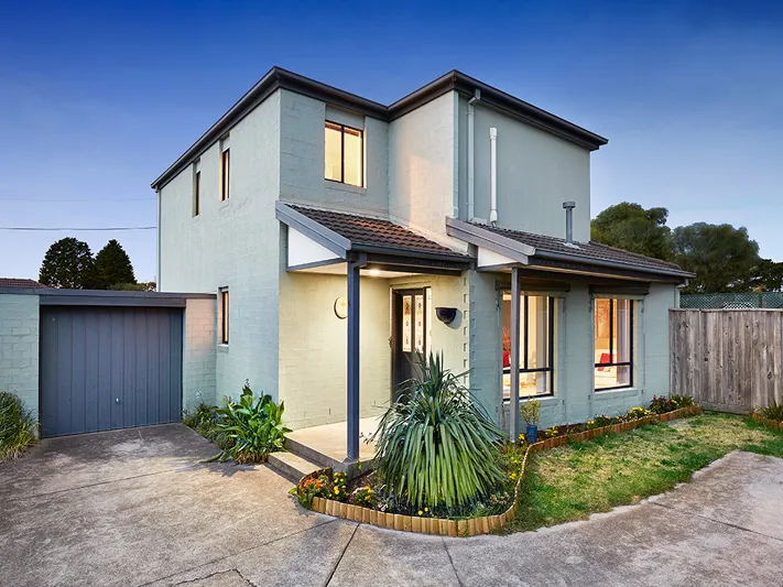 Walk to Shops, Station & Beach