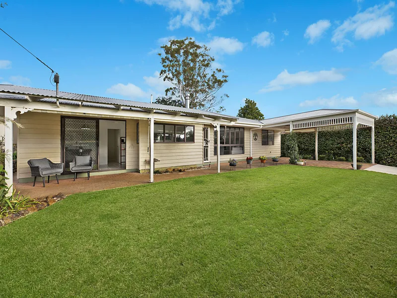 Features at a Glance: 5 Bedrooms with built-in robes 810m2 block