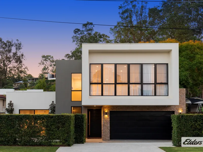 THE ULTIMATE IN EXECUTIVE LIVING!