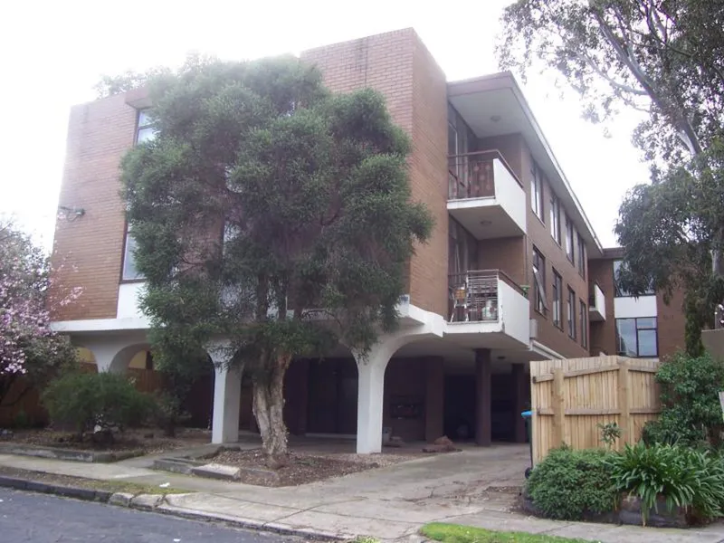 Spacious and Brilliantly Located Three Bedroom Apartment