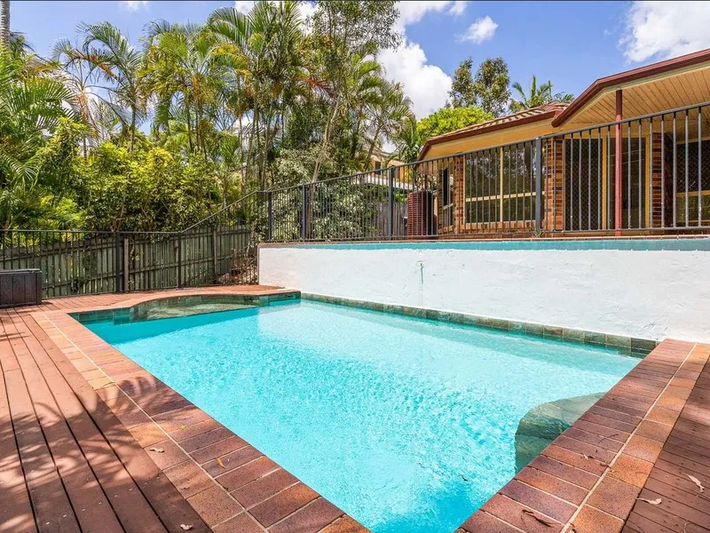 STUNNING 4 BEDROOM, 2 LIVING AREA, 2 BATHROOMS…….. AND POOL