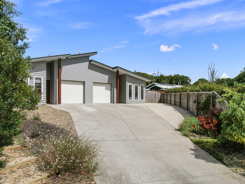 Modern Light Filled Home in Bangalow Village