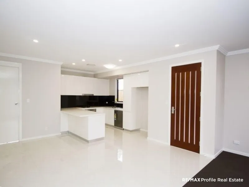 2 x Near New  Comfy Town Homes 