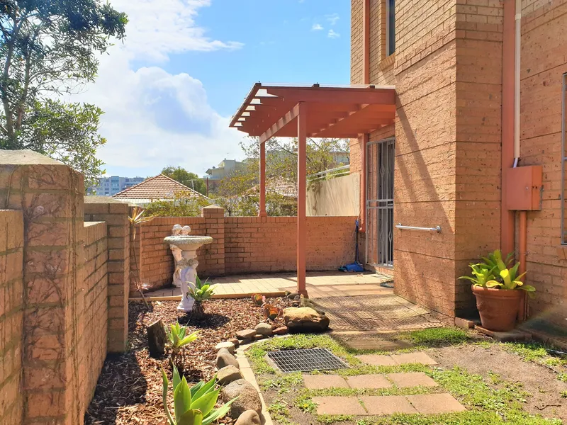 Well Presented 3 Bedroom Garden Apartment 