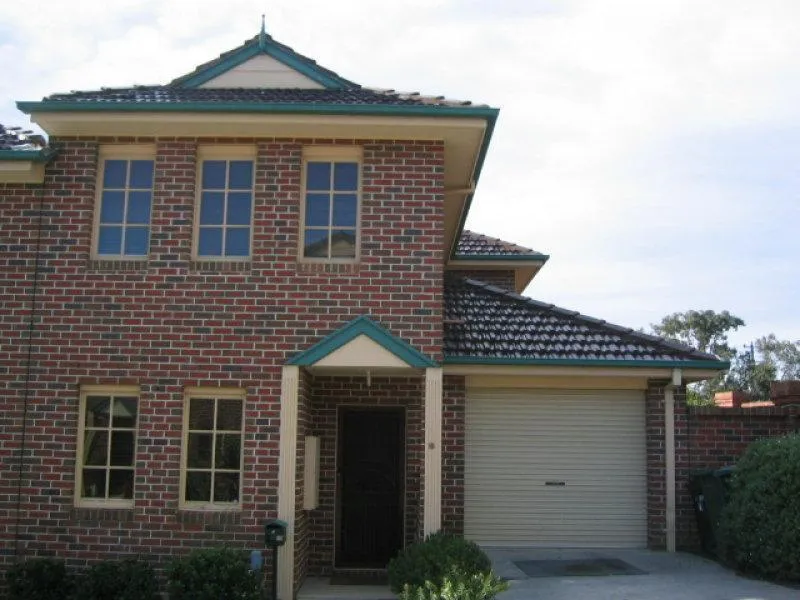 CARLTON IN THE SUBURBS/CLOSE THE PINES/THE ACTION & ALL AMENITIES!