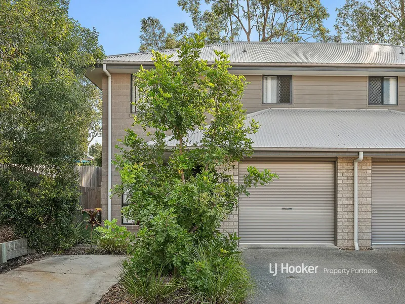 Modern Townhouse in Peaceful Park Ridge: Stylish, Spacious, and Pristine
