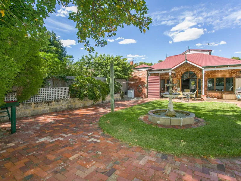 LARGE CHARACTER HOME - RARE R160 ZONING !!